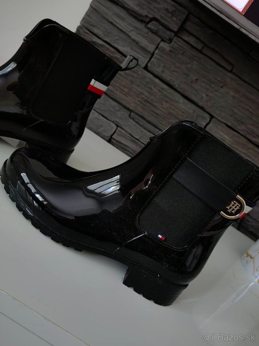 Tommy Hilfiger gumáky