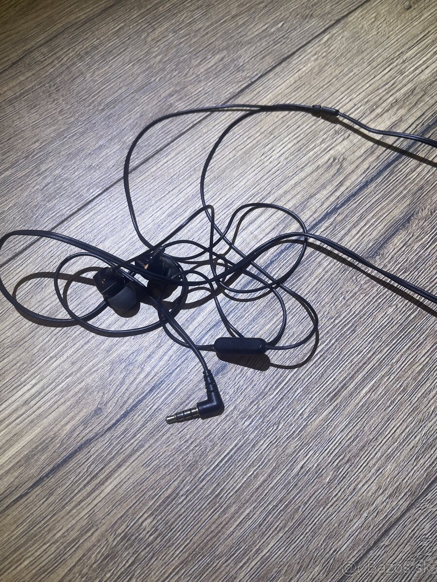 Nosene dobry stav cierne kablove sluchadla zn. Sony