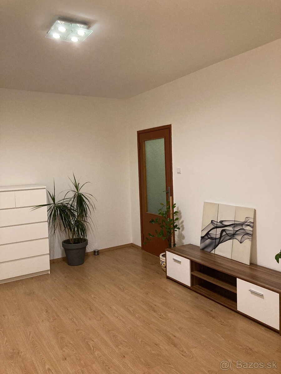 Skrinka pod TV