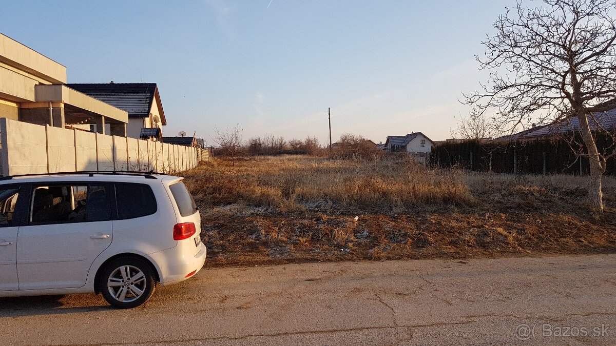 Predám aa 2500m2 s projektom a stavebkom v konaní