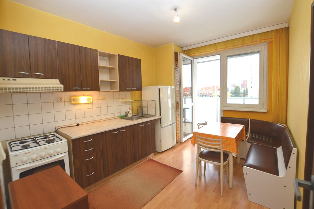 3izb, Kapicova, p. 7/8, 73m2, začiatok Petržalky, pešia zóna