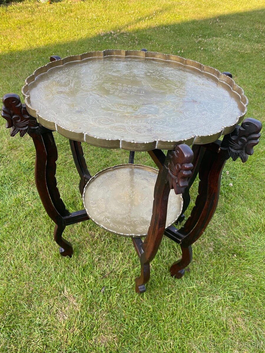 Skladací stolik s mosadznými podnosmi