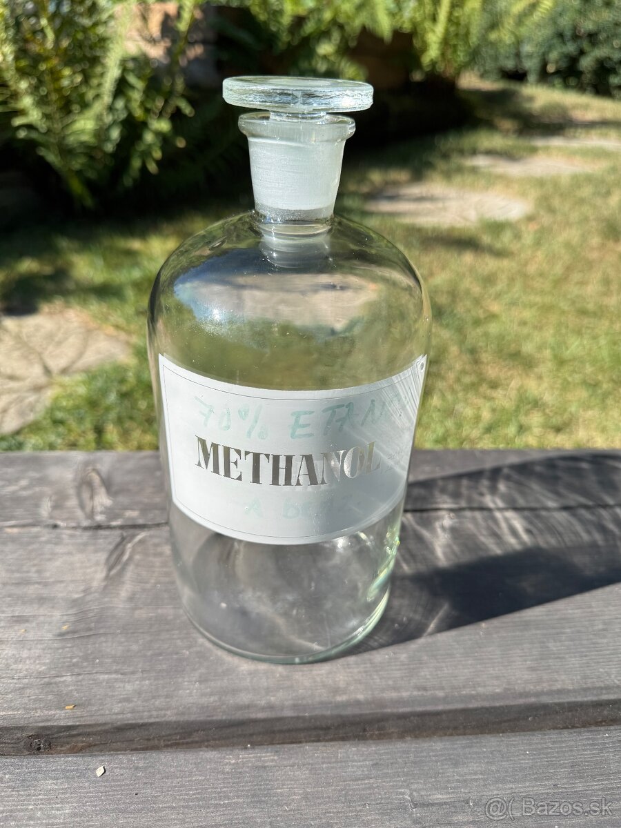 Velká skleněná lékárnická dóza s nápisem METHANOL.