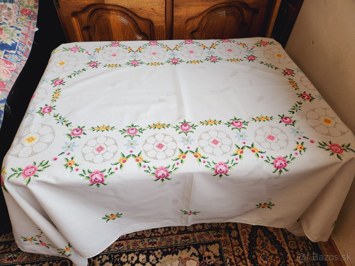 Nádherný biely bohato zdobený obrus, posiaty ružovými a žltý
