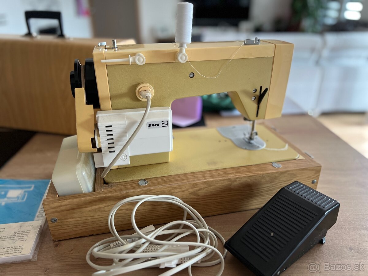 Retro kufríkový šijací stroj