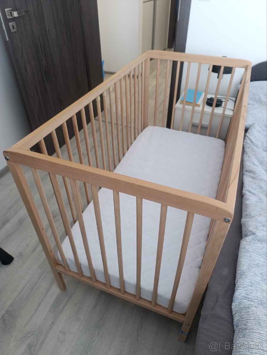 Detská postieľka s matracom
