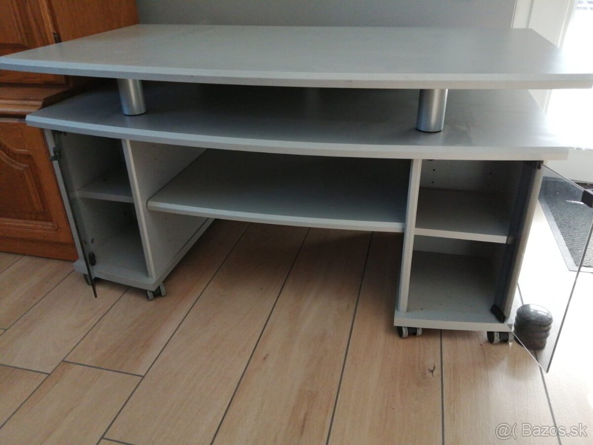 Stolík pod TV