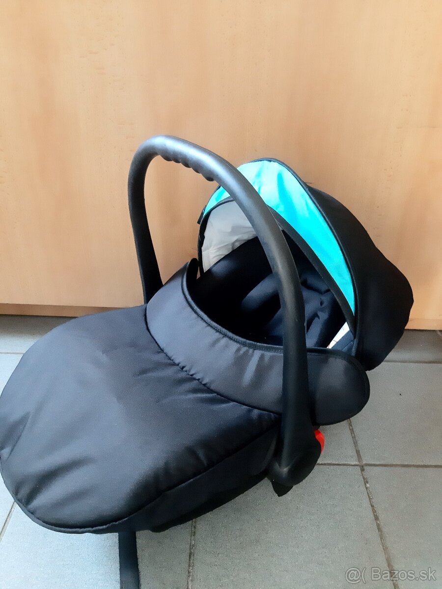 Čierne vajičko so zeleným šiltom