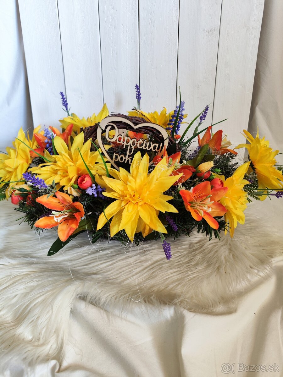 Zaťažená ikebana na hrob