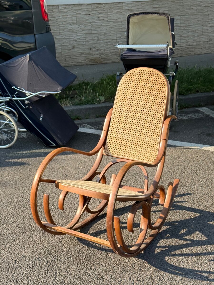 Stare drevene hupacie kreslo Thonet v top stave