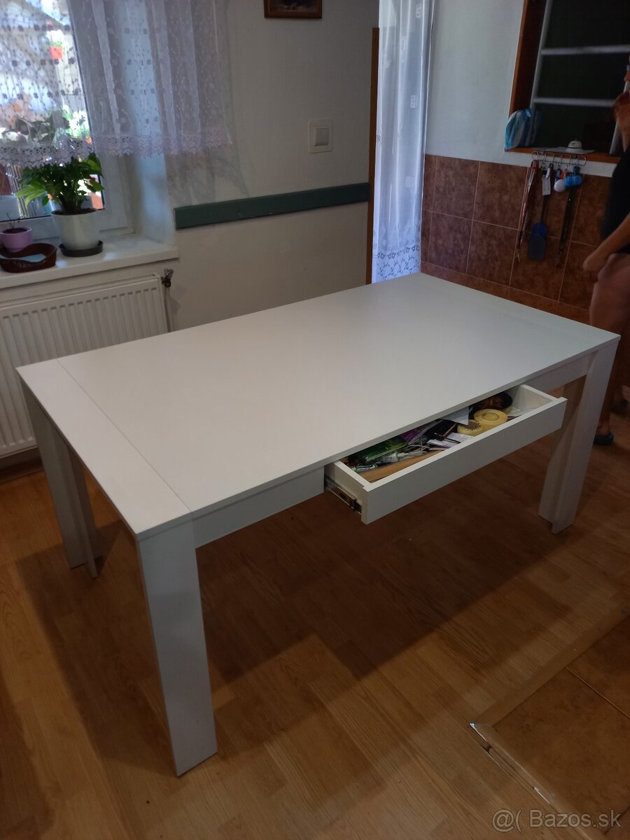 Jedálenský stôl