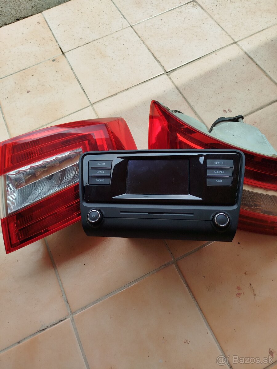 Zadné svetlá auto rádio škoda Octavia 3