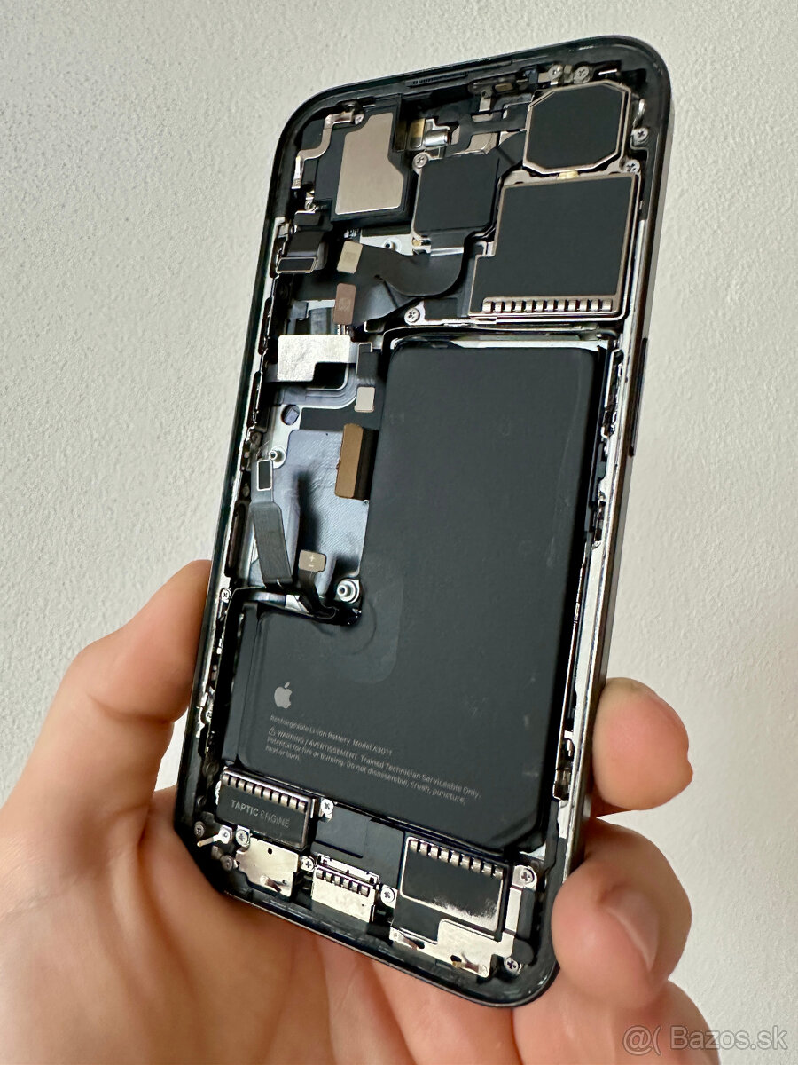 iPhone 15 Pro - housing s dielmi a displejom