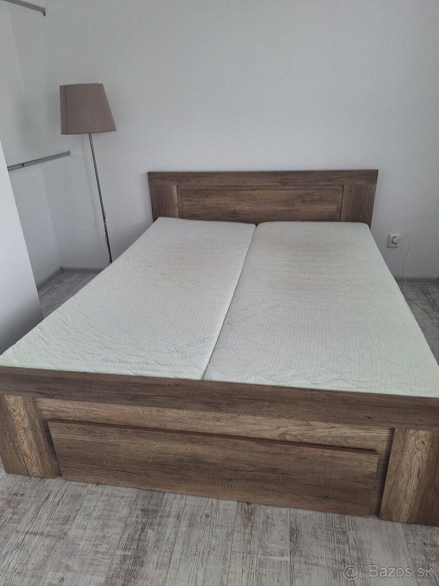 Manzelska postel a komoda