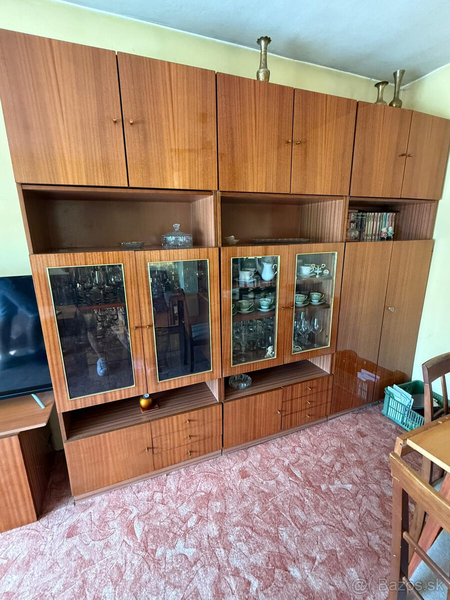 Predam starsiu obyvaciu stenu GLOSS OAK