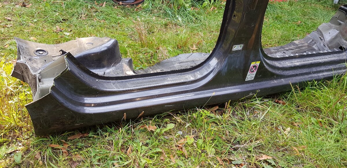 Superb 2 kombi pravý podbeh (bočnica)08-15