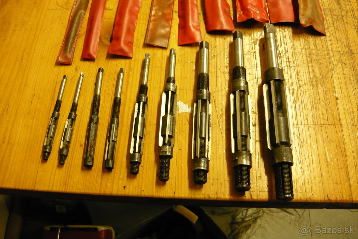 Nastavitelne vystruzniky