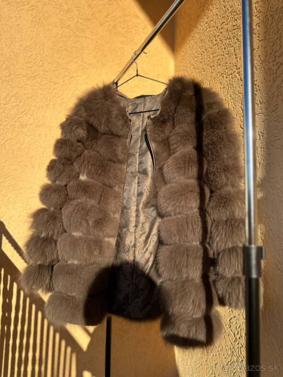 Predám elegantný kožuch z pravého fínskeho líščieho kožuchu.