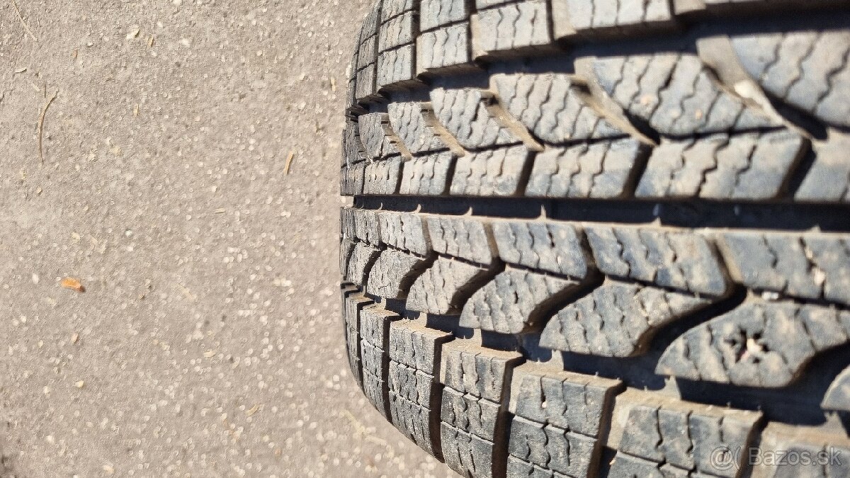 Zimná pneu Goodyear 215/70r15c ako nová