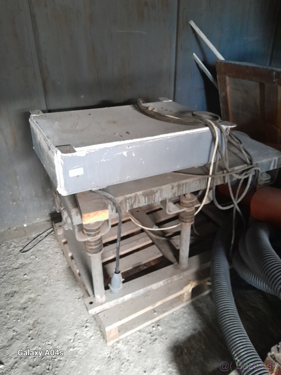 Vibračný stôl na výrobu betónových výrobkov