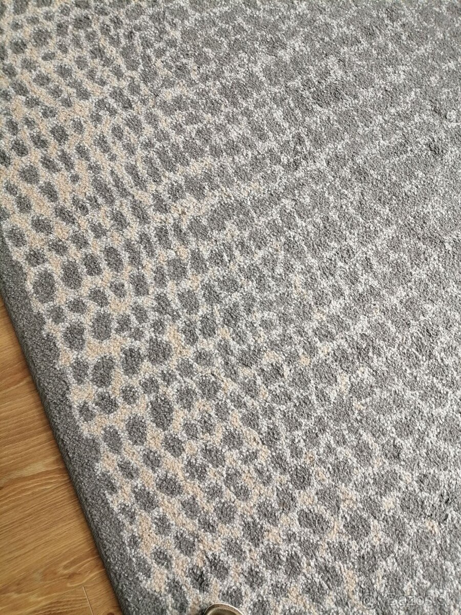 Koberec - rozmer 2x2,8m