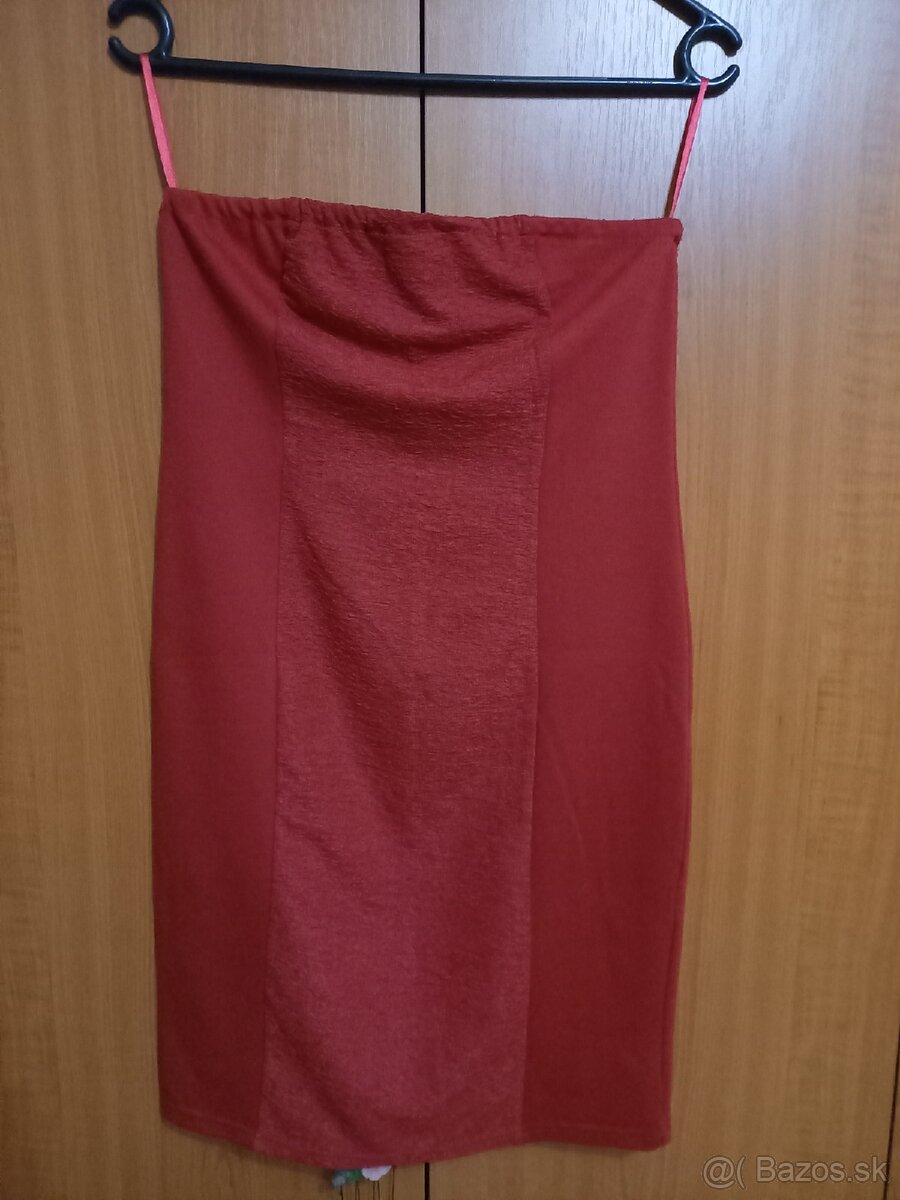 Cervene šaty a hnede
