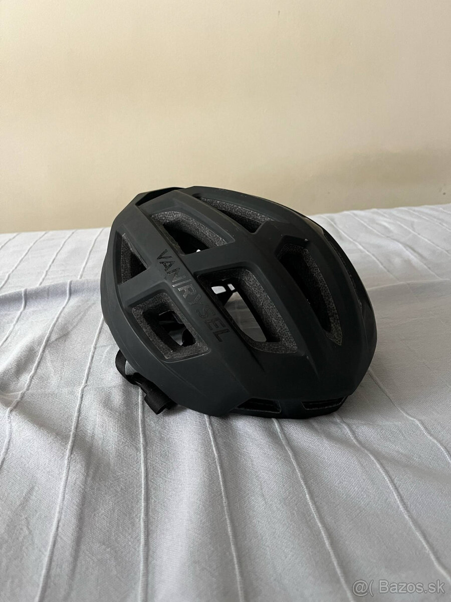 Predám cyklistickú prilbu.