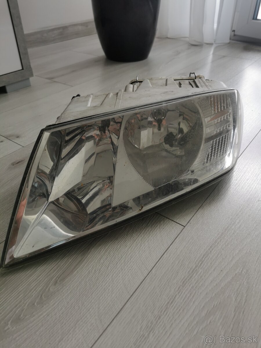 Octavia 2, Predny ľavy svetlomet