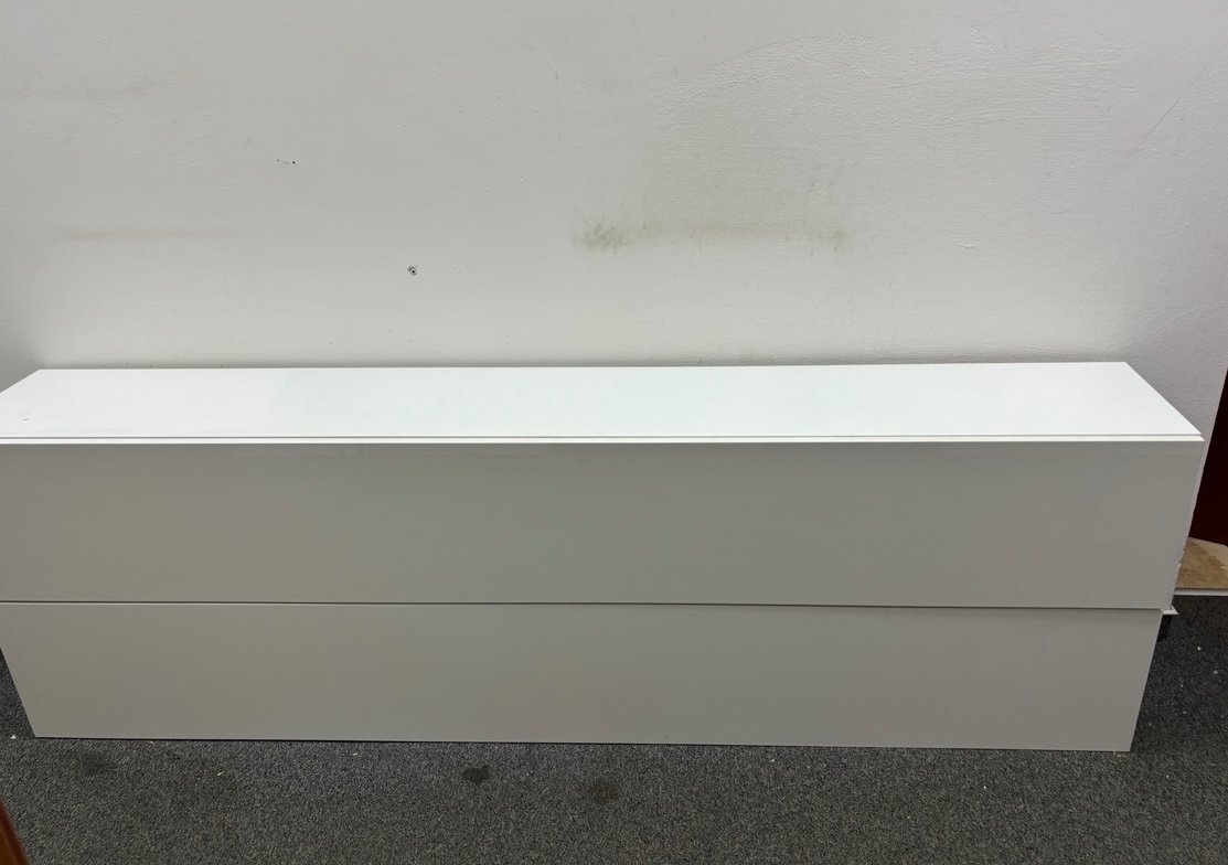 Moderná biela skrinka – minimalistický dizajn