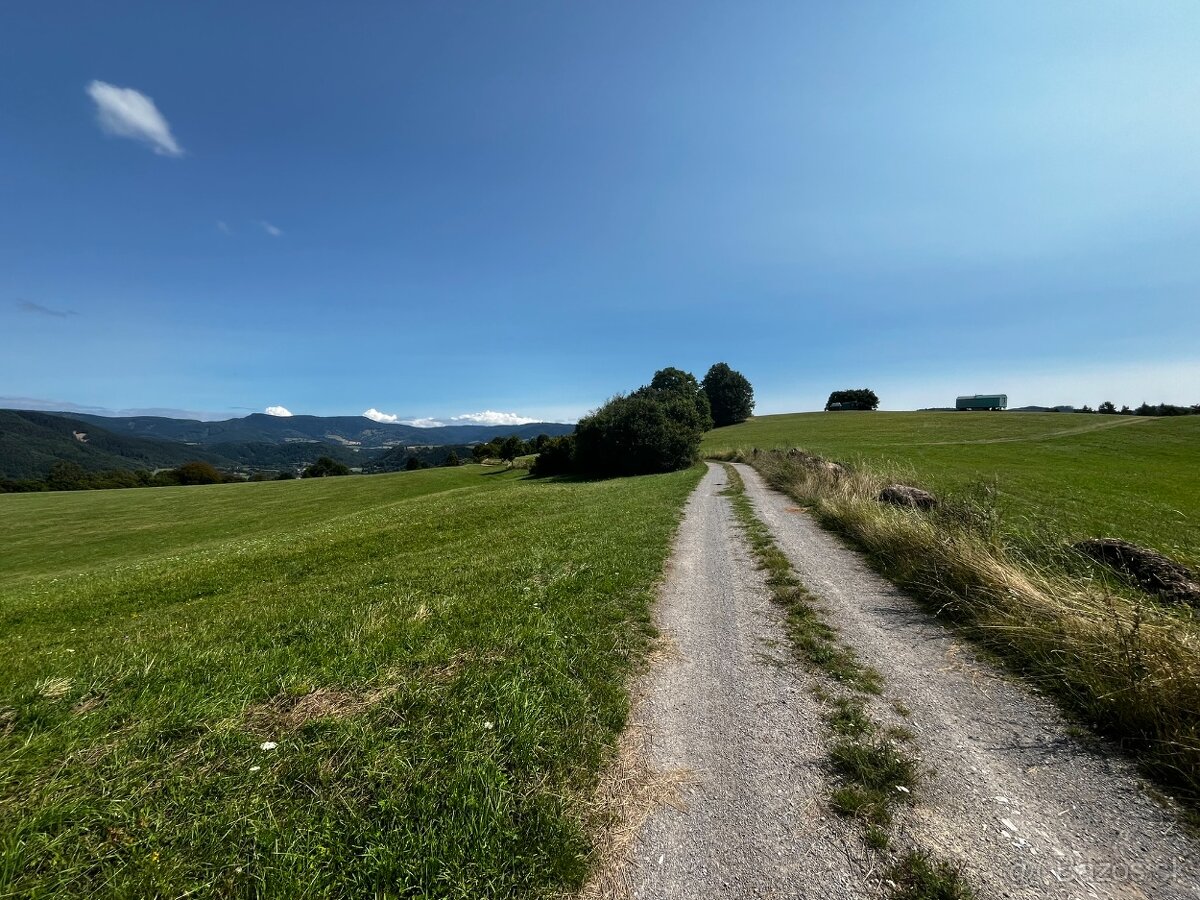Miesto na chatu s väčšou výmerou uprostred samoty.