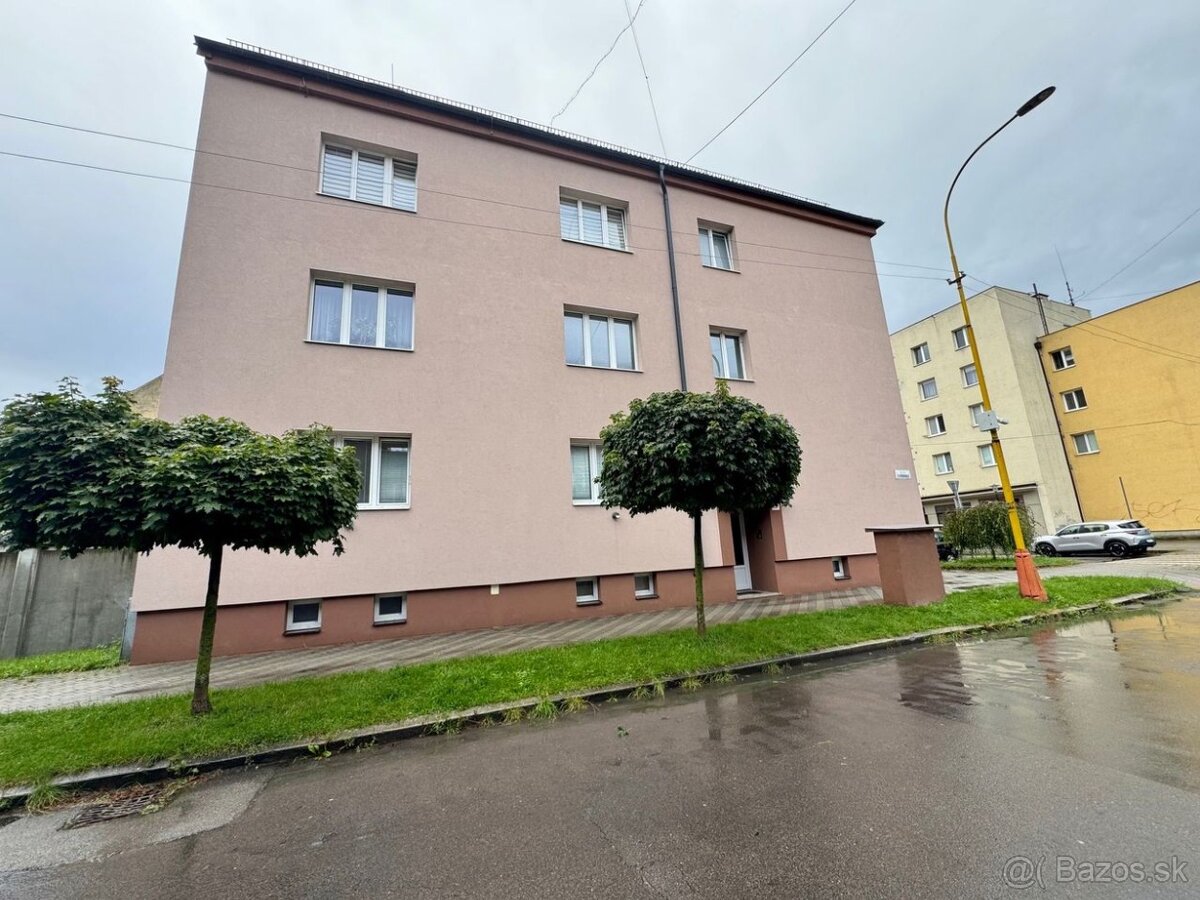 Väčší 3 izbový byt v skvelej lokalite na predaj, R.Dúbravca