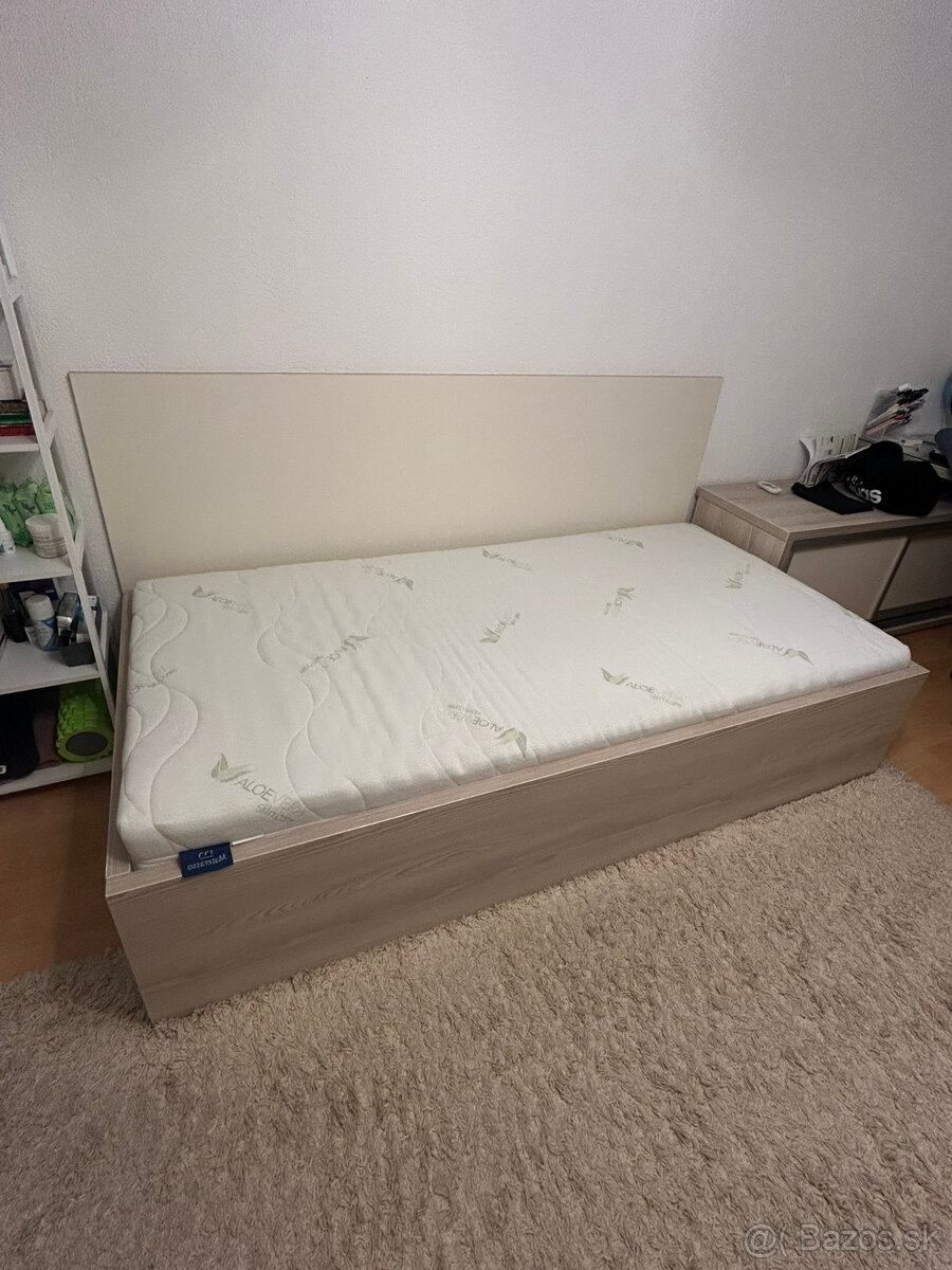 Posteľ s úložným priestorom