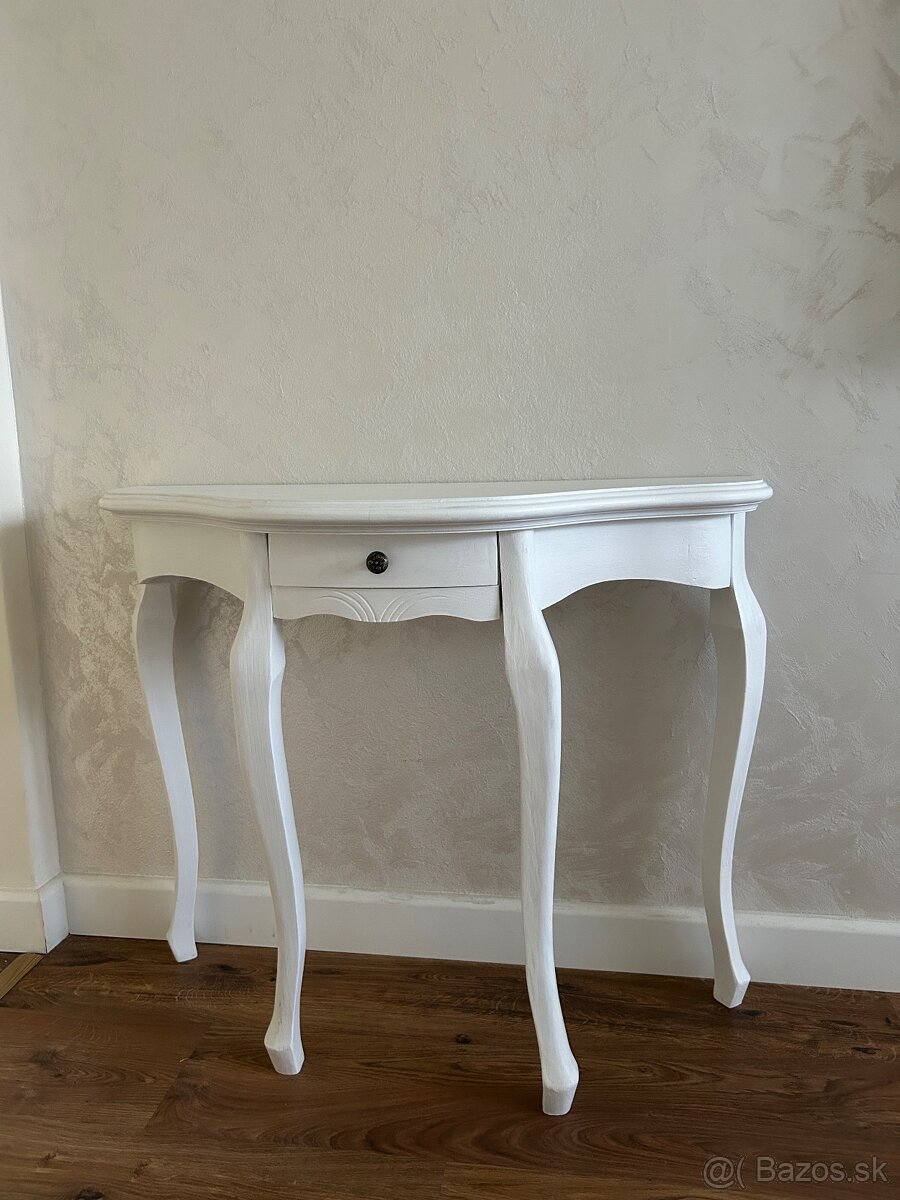 Konzolový stolík