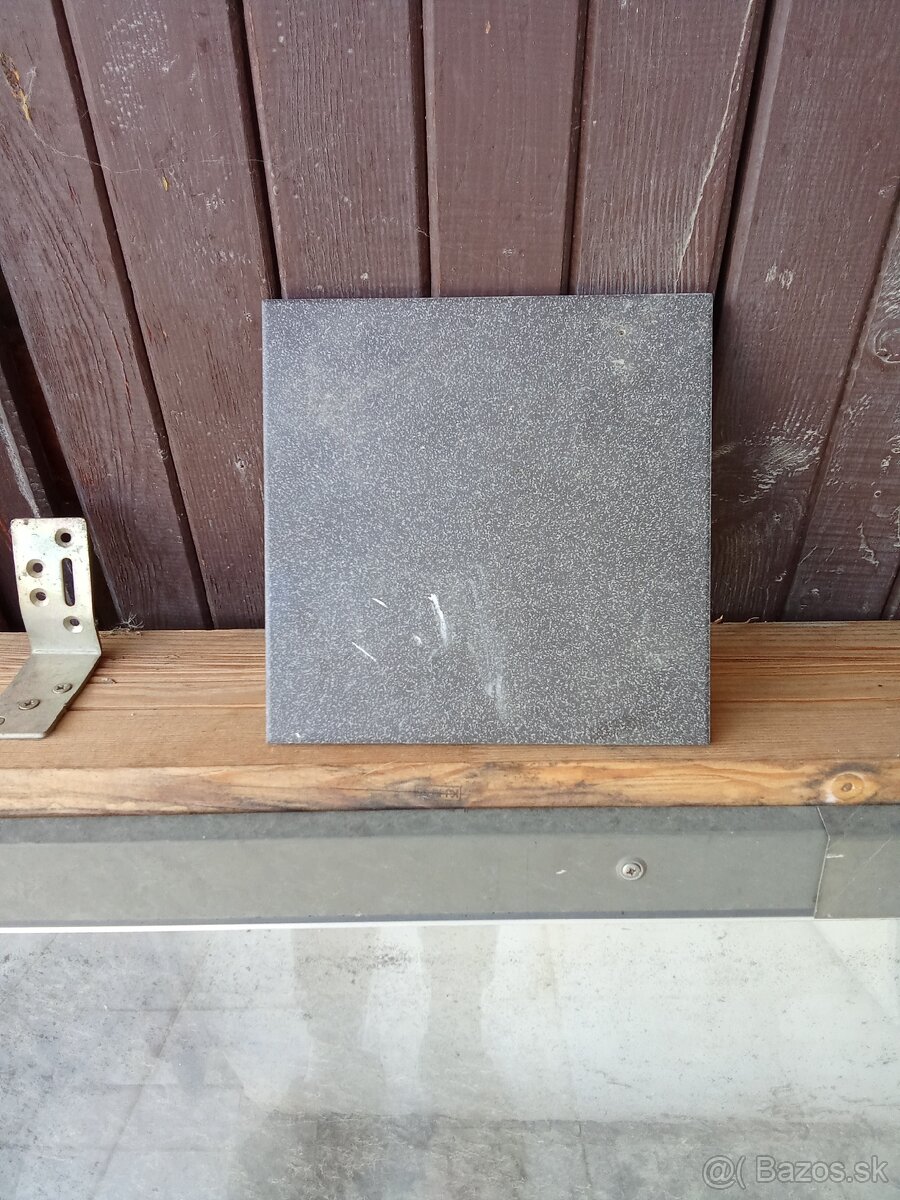 Predám dlažbu a čiapky na plot