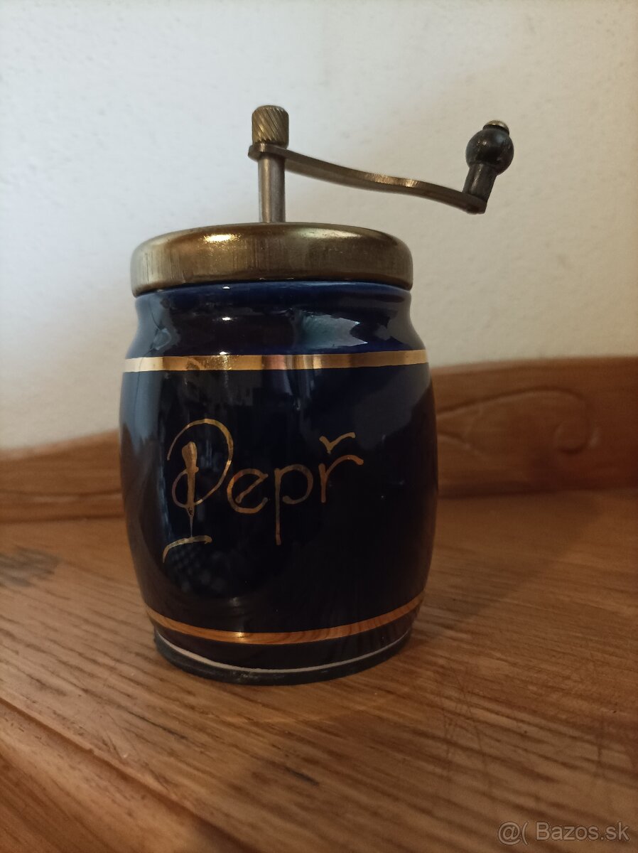 Starý keramický mlynček na korenie