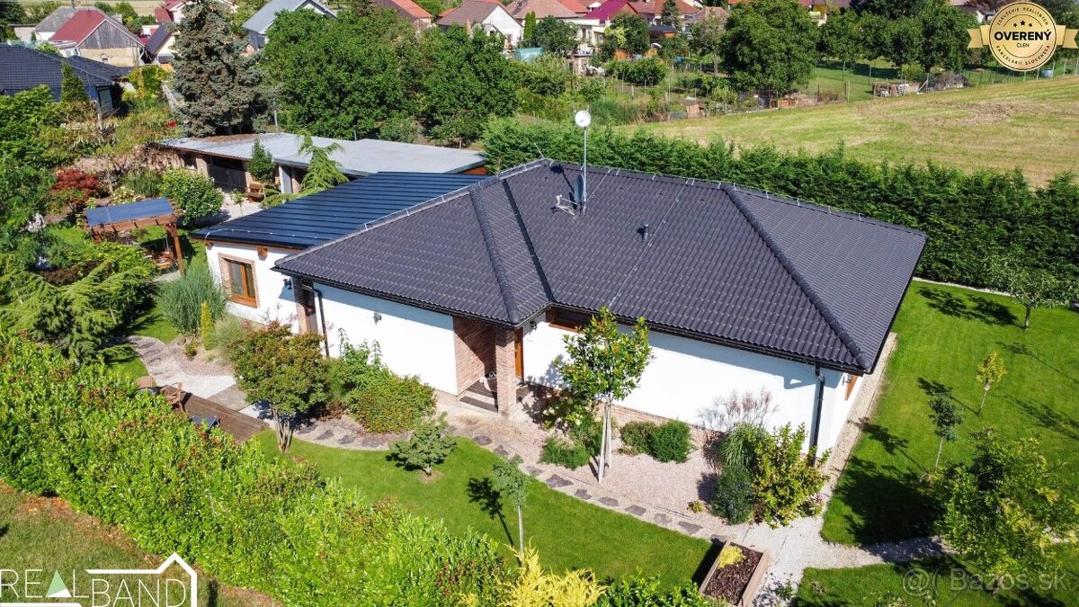 LUXUSNÝ MODERNÝ RODINNÝ DOM S DESIGNOVOU ZÁHRADOU