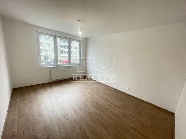 PREDANÝ - 3 IZBOVÝ BYT VO VYHĽADÁVANEJ LOKALITE - ZELENÉ...