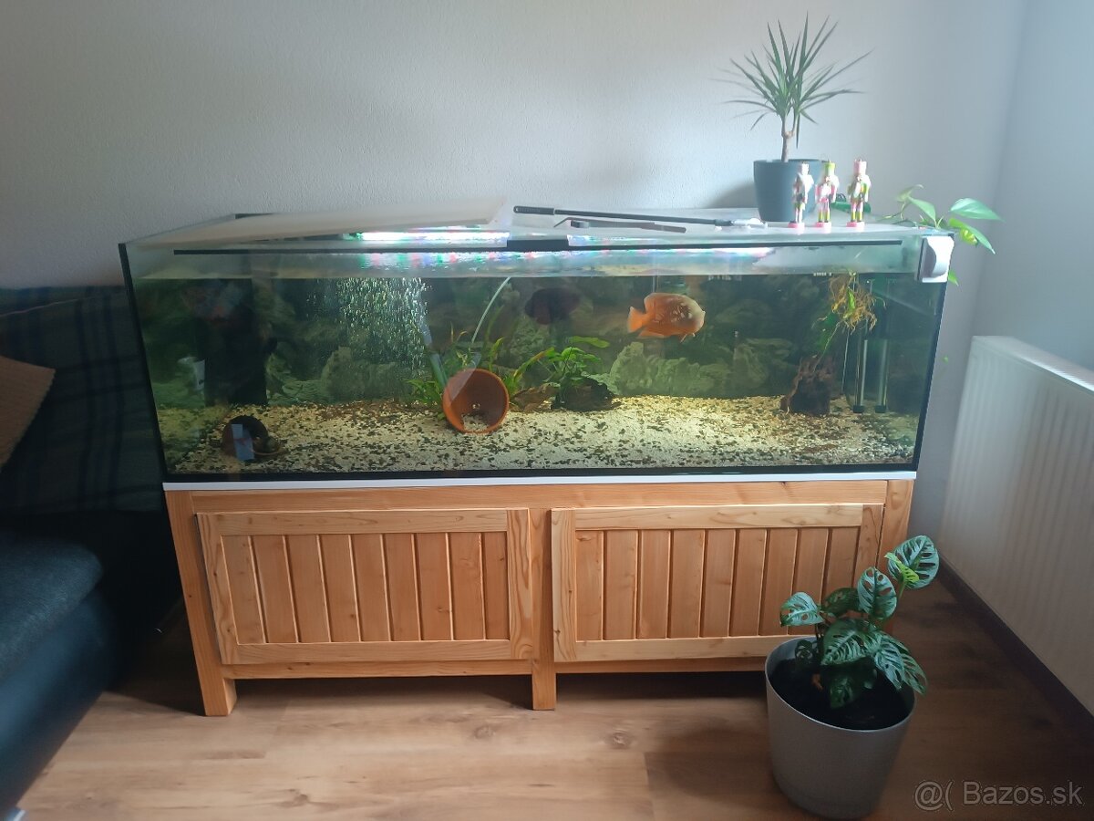 Predám 600 L akvárium