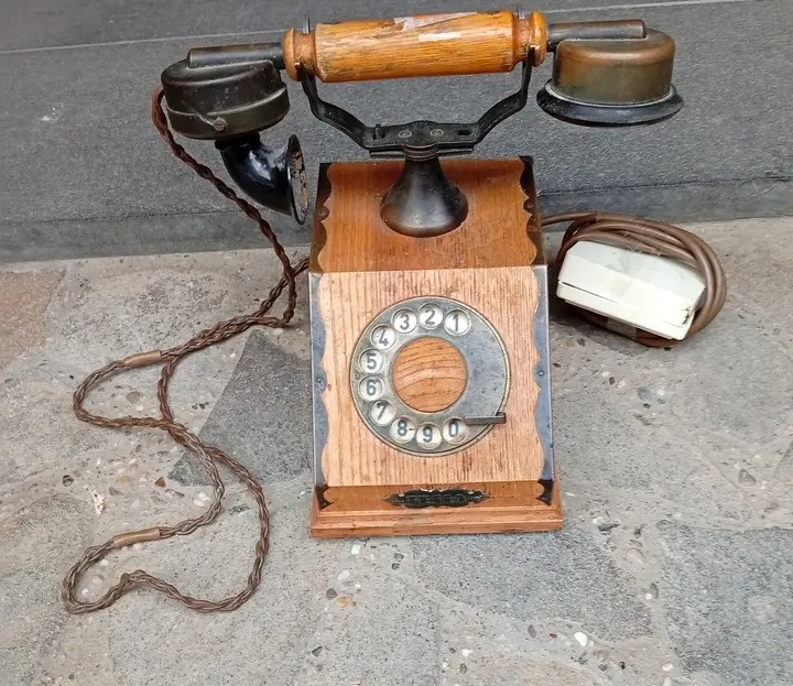 Retro drevený telefón