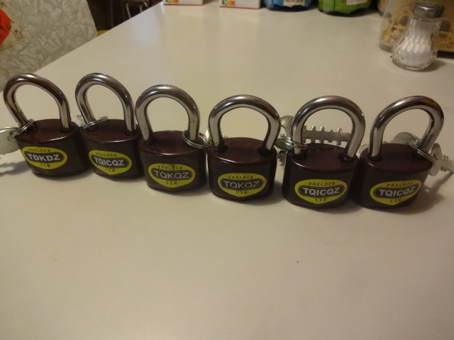 3ks-visiace zamky na jeden rovnaky kluc