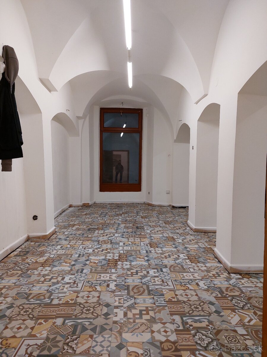 Prenajmem obchodny priestor na Alzbetinej ulici
