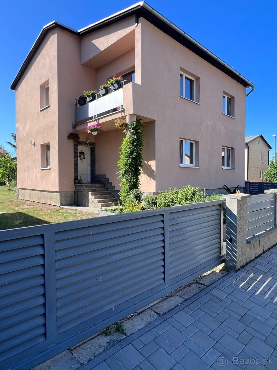 Na predaj priestranný dvojgen. rodinný dom, Spišská Belá