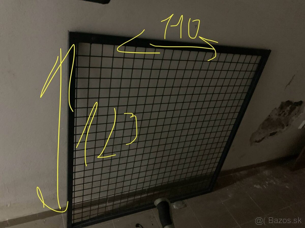 Kovová mriežka v ráme (110 × 120 cm)