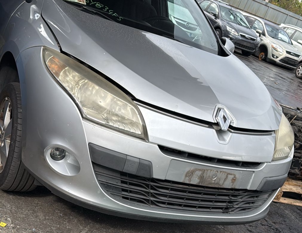 RENAULT MEGANE 3 KAPOTA NARAZNIK SVETLO CELO CHLADICE