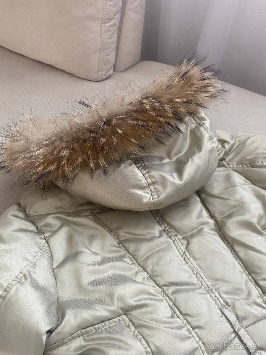 MOTIVI zlatá páperová zimná bunda s kožušinou z mývala, v.v.