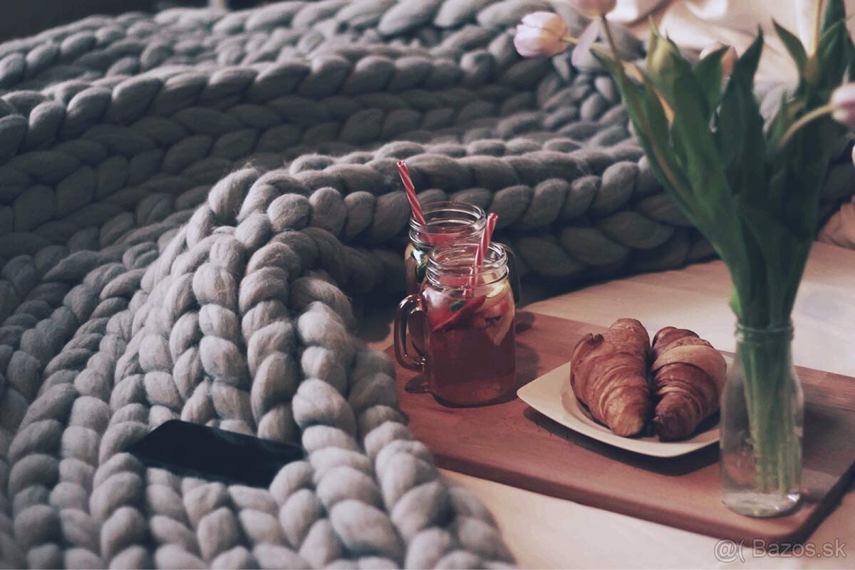 Ručne pletená deka z hrubej vlny – nová, sivá farba