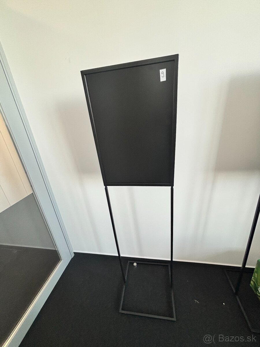 Čierny kovový stojan na plagáty – položka 29-34