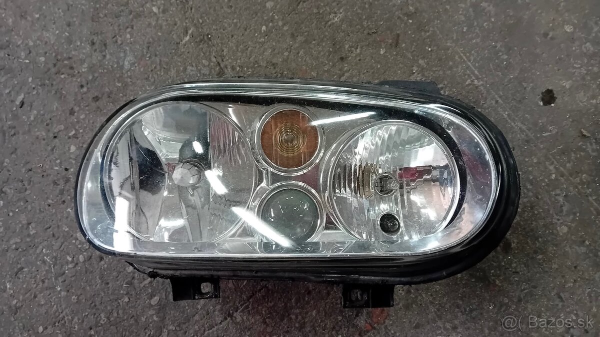 Pravé svetlo vw Golf 4