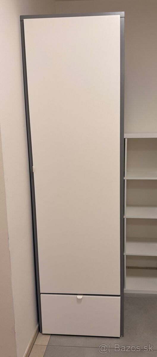 IKEA skrina VISTHUS Skriňa, sivá/biela, 63x59x216 cm