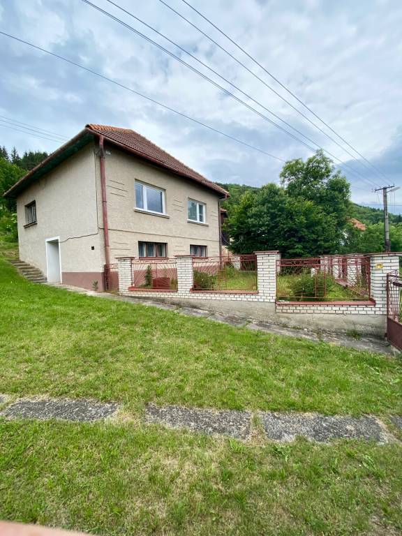 Predaj Rodinného domu s veľkým pozemkom 10850 m2  Detva- Skl